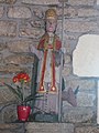 Chapelle Sainte-Catherine (Bonigeard, Meslan), statue de Saint Cornély avec une bête à cornes.