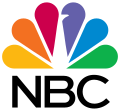 変更されたワードマークが付いた色付きの孔雀によって象徴される NBC のロゴ。（2013–2022)