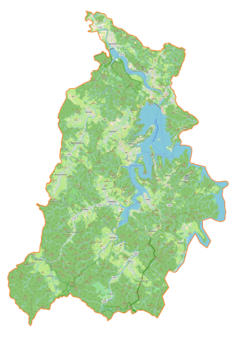 Mapa konturowa gminy Solina, u góry nieco na prawo znajduje się punkt z opisem „Solina”