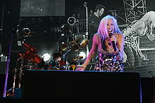 Berlin na koncertě v r. 2010, v popředí Terri Nunn