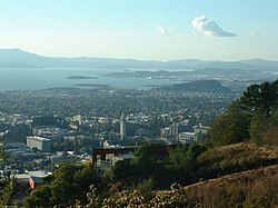 Berkeley dilihat dari Claremont Canyon Regional Preserve.