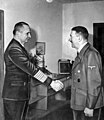 総統地下壕で会見するデーニッツとヒトラー。1945年撮影