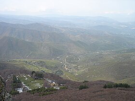 Поглед од врвот на планината кон планинарскиот дом и Караџица