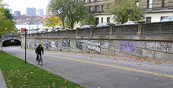 Grafiti di dinding penahan di Upper Manhattan