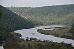 Floden Krka, omedelbart söder om Skradinski buk-katarakterna