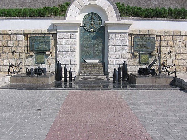Памятник героям Черноморской эскадры 1941—1944 гг. в Севастополе с изображением флагмана, линкора «Севастополь», в центре сверху и списком 28 боевых кораблей, отличившихся в боях с немецко-фашистскими захватчиками