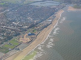 Luftbild von Rhyl mit Strand