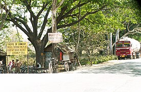 Znak koji označava Rakovu obratnicu na nacionalnom autoputu 34 u distriktu Nadia (Zapadni Bengal, Indija)
