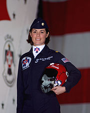 Nicole Malachowski var den första kvinnliga piloten i Thunderbirds mellan 2005 och 2007.[4][5]