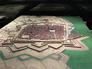 Le plan-relief de la ville (la citadelle au fond)