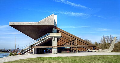 9: Tribüne der Regattaanlage Feldmoching-Oberschleißheim