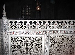 Detalles de las pantallas de mármol jali alrededor de los cenotafios reales en el Taj Mahal