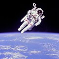 Astronaut Bruce McCandless v únoru 1984 při výstupu do vesmíru v MMU