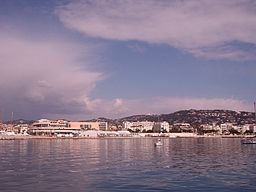 Cannes sett från Medelhavet.