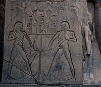 Baixo relevo dentro de um contorno afundado, relevo linear afundado nos hieróglifos, e alto relevo (direita), de Luxor