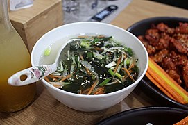 Oi-Naengguk, sopa de cogombre freda típica de Corea.