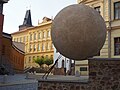 Beeld van Sisyfos door Petr Holeček en Dalibor Blažek in de stad Rakovník