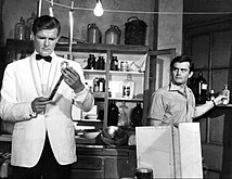 Roger Moore și Earl Green într-o scenă din serialul TV Sfântul