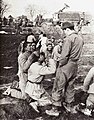 Китайские военнопленные стоят на коленях перед южнокорейским солдатом, 1951 год. Корейская война