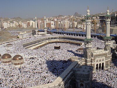 يجتمع الملايين من الحجاج في مكّة موسم الحج مرتدين لباس الإحرام الأبيض كدلالة على الرغبة في التحلّل من الذنوب.