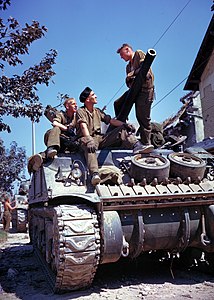 Caen Muharebesi sırasında Vaucelles semtinin güneyinde Kanada zırhlı birliğine bağlı M4 Sherman (Temmuz 1944, Caen, Calvados, Normandiya, Fransa). (Üreten: Bilirtilmemektedir. (National Archives USA, the National Archives Canada)