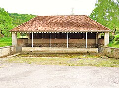 Lavoir-abreuvoir, au bas du village.