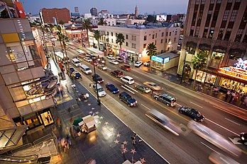 Hollywood Boulevard et le Walk of Fame photographiés depuis le sommet du théâtre Kodak à Los Angeles (États-Unis). (définition réelle 1 500 × 1 000)