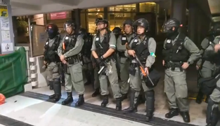 多名防暴警員在香港九龍東皇冠假日酒店外的平台駐守