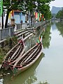 Barques au bord d'un canal.