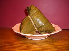 Zongzi, mets fait de riz gluant farci enveloppé de feuilles de bambou, symbolique de ce festival.