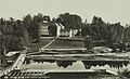 Tømmerfløtning ved Eidsvollbygningen i Akershus i 1922. Kanalbyggeren Engebret Soot (1786–1859) bygde tømmerdammer ved blant annet Eidsvoll. Foto: Nasjonalbibliotekets bildesamling