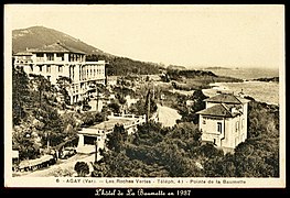 Carte postale noir et blanc. Vue plutôt supérieure d'une agglomération