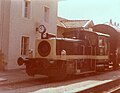 Kleinlok der Baureihe 333 mit einem Übergabe-Güterzug vor dem Bahnhofsgebäude Marquartstein im August 1975