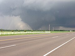 Tornado saat melintasi barat daya Moore