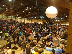 SaintéLyon 2017. Longue attente avant le départ au palais d'exposition de Saint-Etienne.