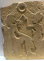 "Bloqueado" baixo relevo inacabado de Ahkenaten e Nefertiti; alto-relevos gregos e persas inacabados mostram o mesmo método de iniciar uma obra.rk.