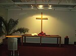 Latinskt kors inne i en baptistkyrka i Hessen, Tyskland.