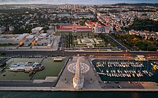 Praça do Império con il monastero dos Jerónimos. Alle spalle del monastero è visibile lo stadio do Restelo. A sinistra della piazza, il Centro Cultural de Belém, alla sua destra il Jardim Vasco da Gama. A sinistra del monastero, il Planetário de Marinha. In basso, il Monumento alle Scoperte e la Doca de Belém (porto turistico).