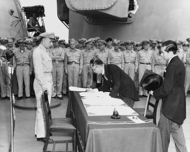 USS Missouri zırhlısında, Japonya'nın II. Dünya Savaşı'nda teslim olma antlaşmasını imzalayan Japonya Dışişleri Bakanı Mamoru Shigemitsu ile onu izleyen Amerikalı General Richard K. Sutherland (2 Eylül 1945).