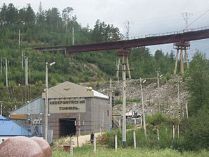 L'entrée orientale du tunnel de Severomouïsk. La voie de contournement passe au-dessus du pont.