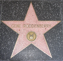 Тротуарная плитка в форме звезды со словами «Джин Родденберри» над серединой.