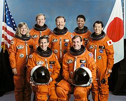 v. l. n. r. Vorne: Jerome Apt und Curtis Brown Hinten: Jan Davis, Mark Lee, Robert Gibson, Mae Jemison and Mamoru Mōri