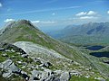 Blick vom südöstlichen Abschnitt des Gipfelgrats nach Nordwesten entlang des Grats, rechts Lochan Uaine, im Hintergrund Loch Torridon