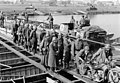 Az 1. német páncélos hadosztály katonái átkelnek a Maas folyón létesített pontonhídon