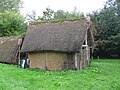 Reconstitution de cabanes du Moyen Âge à Asnapio