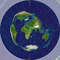 メッカを中心とした正距方位図法の世界地図。世界中どこからでも、キブラ（礼拝の方向）を知ることができる。[15]