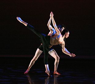 舞伴舞（英語：Dance partnering），男舞者協助女舞者獨腳站立（英語：arabesque (ballet position)）