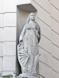 Niche avec statue de Sainte Catherine, Rue Poissonnière à Paris.