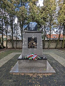 Pomnik ku czci rozstrzelanych polaków przez nazistów 30 września 1939 roku i 23 października 1939 roku. Miejsce pochowku rozstrzelanych w miejscu pożydowskiego cmentarza. Obecnie szczątki rozstrzelanych pochowane są na cmentarzu św Wita.