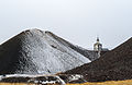 Røros kirke bak slagghauger Sør-Trøndelag, Røros Foto: Kjell Morten Klevsand